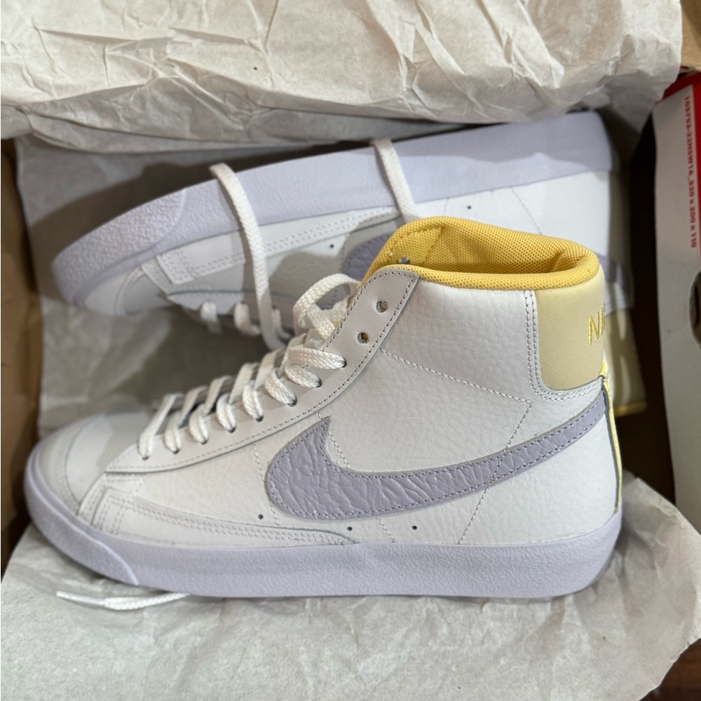 Nike Blazer Mid '77 BG in White and Yellow - Picture 2 of 9